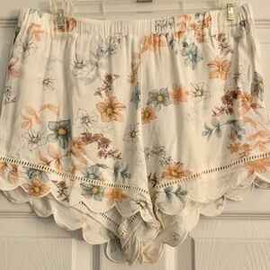 Kendall & Kylie White Floral Shorts Size M